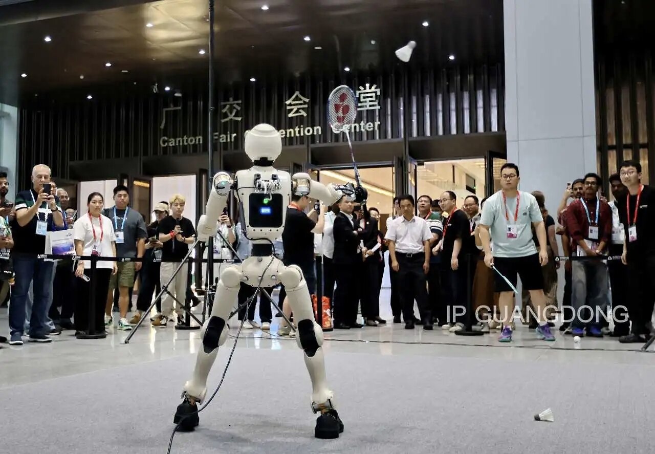 Inside the Canton Fair venue, the "PHYBOT C2" bipedal humanoid robot, capable of playing badminton, handles challenges from buyers with ease.